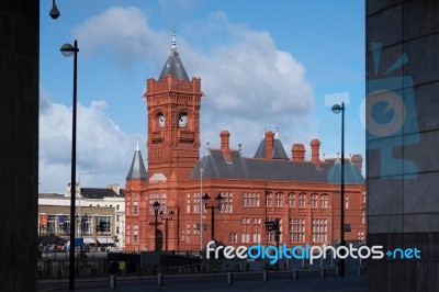 Cardiff Uk March 2014 - View Of The Pierhead Building Cardiff Ba… Stock Photo