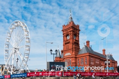 Cardiff/uk - August 27 : Ferris Wheel And Pierhead Building In C… Stock Photo