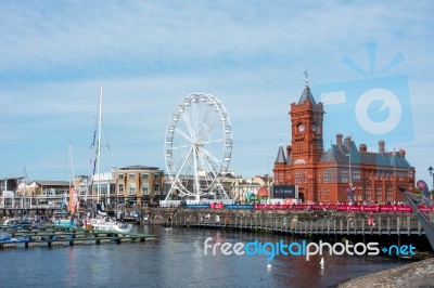 Cardiff/uk - August 27 : Ferris Wheel And Pierhead Building In C… Stock Photo