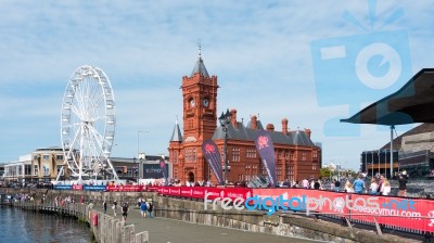 Cardiff/uk - August 27 : Ferris Wheel And Pierhead Building In C… Stock Photo