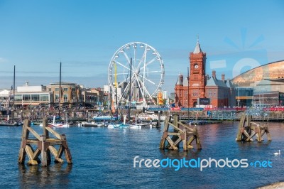 Cardiff/uk - August 27 : Ferris Wheel And Pierhead Building In C… Stock Photo