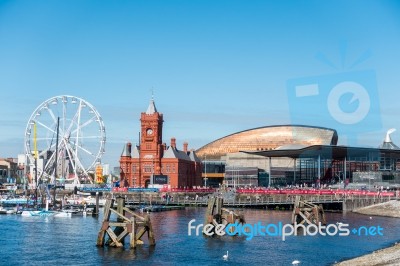 Cardiff/uk - August 27 : Ferris Wheel And Pierhead Building In C… Stock Photo