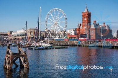 Cardiff/uk - August 27 : Ferris Wheel And Pierhead Building In C… Stock Photo