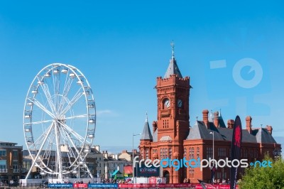 Cardiff/uk - August 27 : Ferris Wheel And Pierhead Building In C… Stock Photo