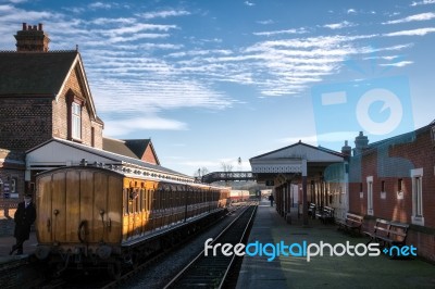 Carriages Waiting For The Train To Arrive At Sheffield Park Stat… Stock Photo