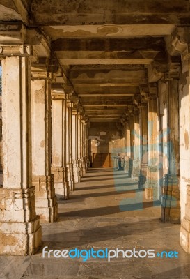 Colonnaded Cloister Of Historic Tomb At Sarkhej Roza Mosque Stock Photo