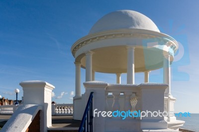 Colonnades In Grounds Of De La Warr Pavilion In Bexhill-on-sea Stock Photo