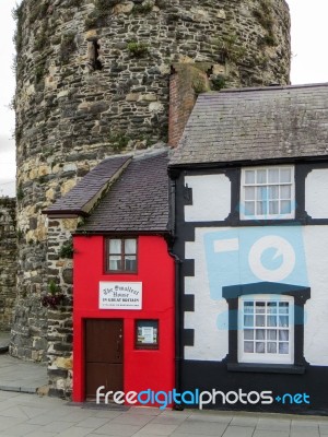 Conwy, Wales/uk - October 8 : The Smallest House In Great Britai… Stock Photo