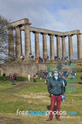 Crowd Gathered On Calton Hill, Edinburgh To Witness The Sun Ecli… Stock Photo