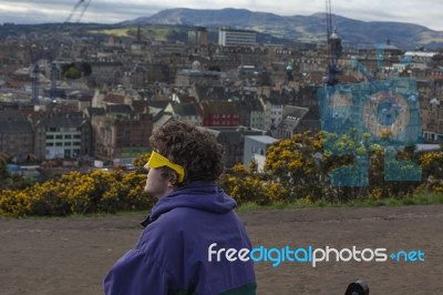 Crowd Gathered On Calton Hill, Edinburgh To Witness The Sun Ecli… Stock Photo