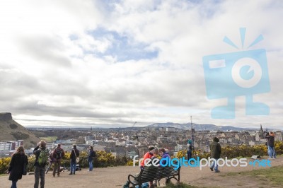 Crowd Gathered On Calton Hill, Edinburgh To Witness The Sun Ecli… Stock Photo