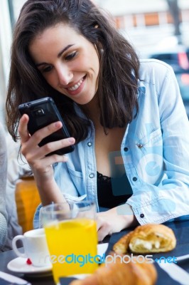 Cute Young Woman Chatting With Their Smartphone Stock Photo