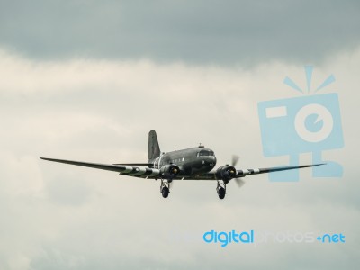 Dakota Aeroplane Flying Over Biggin Hill Airfield Stock Photo