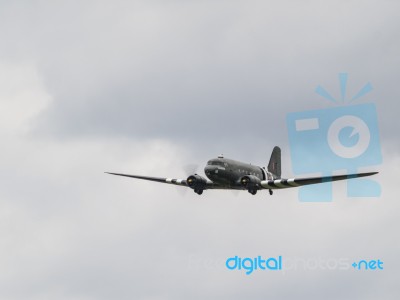 Dakota Aeroplane Flying Over Biggin Hill Airfield Stock Photo