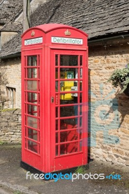 Defibrillator In And Old Phone Box In Upper Slaughter Village Stock Photo