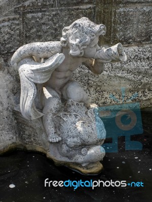 Detail From The Nymph's Fountain By The Lake At Hever Castle Stock Photo