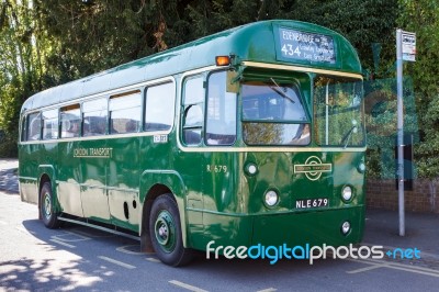 Edenbridge, Kent/uk - April 26 : Vintage Bus At A Bus Stop In Ed… Stock Photo