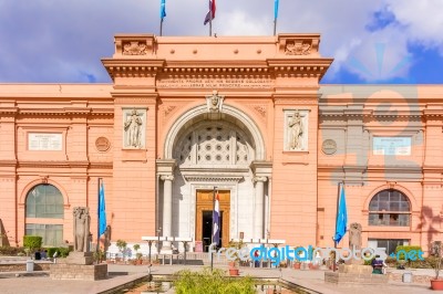 Egyptian Museum In Cairo, Tourists Come Through The Main Entran Stock Photo