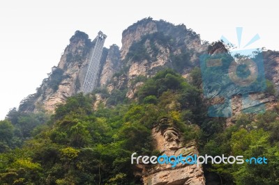 Elevator For Take A Passenger To Top Of Mountain At Zhangjiajie National Park ( Tian Zhi Shan ) ( Tianzi Mountain Nature Reserve ) And Fog , China Stock Photo