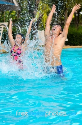 Father And Daughter Have Fun In The Pool Stock Photo