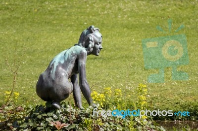 Female Statue In The Gardens Of St Fagans National Museum Stock Photo