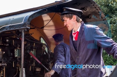 Firemn On U Class Locomotive At East Grinstead Station Stock Photo