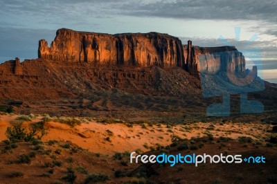 First Rays Of The Sun Strike Elephant Rock Stock Photo