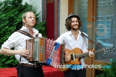 Folk Singers Outside A Restaurant In Berlin Stock Photo