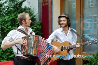 Folk Singers Outside A Restaurant In Berlin Stock Photo