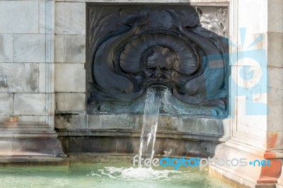 Fountain On Victoria Memorial Outside Buckingham Palace London Stock Photo