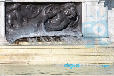 Fountain On Victoria Memorial Outside Buckingham Palace London Stock Photo