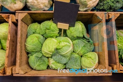 Fresh Cabbage Vegetable In Wooden Box Stall In Greengrocery With Blank Chalkboard Label Stock Photo