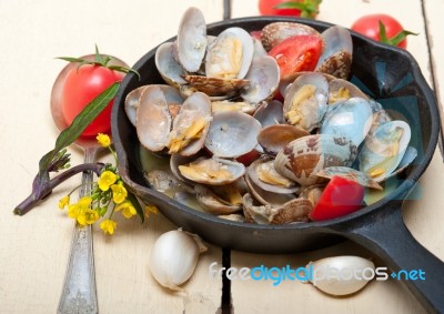 Fresh Clams On An Iron Skillet Stock Photo