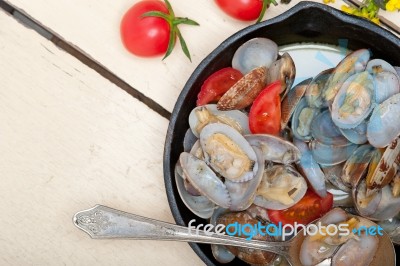 Fresh Clams On An Iron Skillet Stock Photo