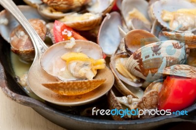 Fresh Clams On An Iron Skillet Stock Photo