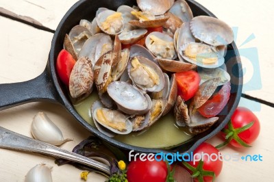 Fresh Clams On An Iron Skillet Stock Photo