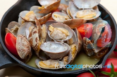 Fresh Clams On An Iron Skillet Stock Photo