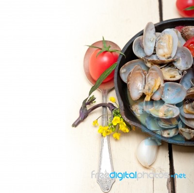 Fresh Clams On An Iron Skillet Stock Photo