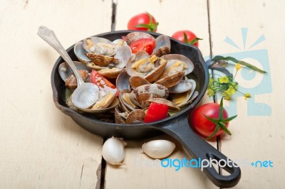 Fresh Clams On An Iron Skillet Stock Photo