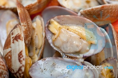 Fresh Clams On An Iron Skillet Stock Photo