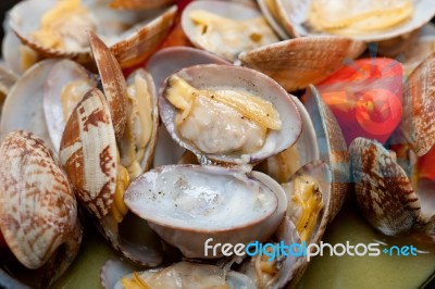 Fresh Clams On An Iron Skillet Stock Photo