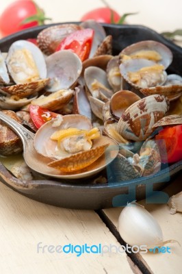 Fresh Clams On An Iron Skillet Stock Photo