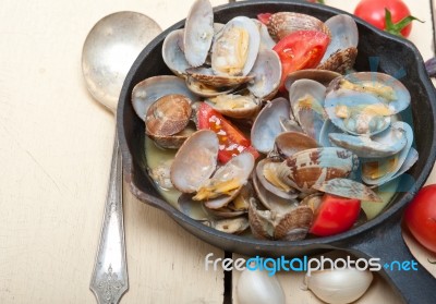 Fresh Clams On An Iron Skillet Stock Photo