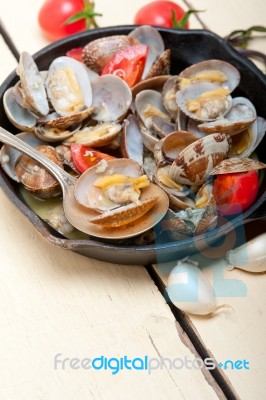 Fresh Clams On An Iron Skillet Stock Photo