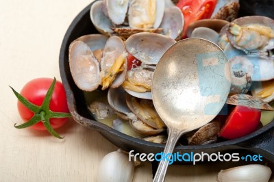 Fresh Clams On An Iron Skillet Stock Photo