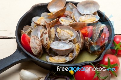 Fresh Clams On An Iron Skillet Stock Photo