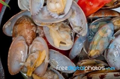 Fresh Clams On An Iron Skillet Stock Photo