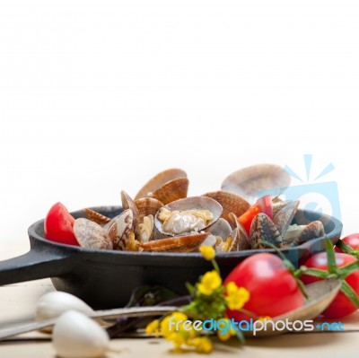 Fresh Clams On An Iron Skillet Stock Photo