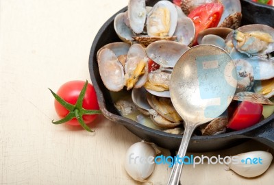 Fresh Clams On An Iron Skillet Stock Photo