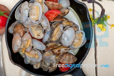 Fresh Clams On An Iron Skillet Stock Photo